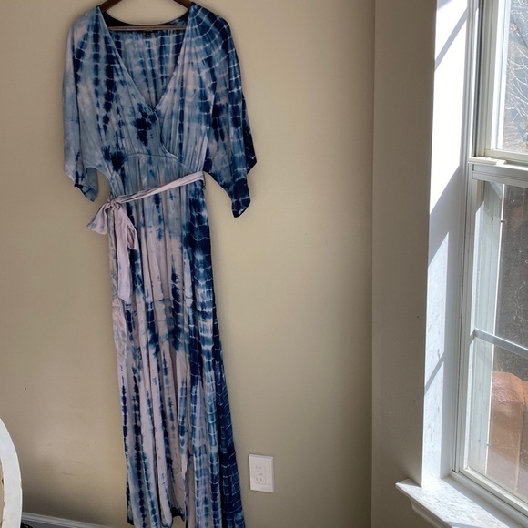 LuLus Blue Tie-Dye Short Sleeve Maxi Dress with Slit & Button front Closure - Picture 4 of 9